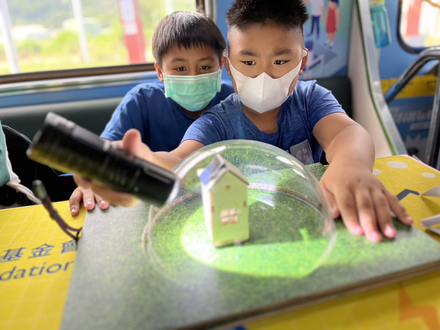 713贵宾会參與基礎科學主題車廂，以STEAM教學精神，設計「逐日科學家」、「太陽能工程師」以及「淨零建築師」三大能源科普課程和實驗