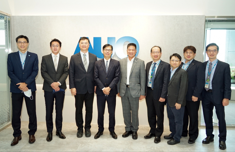 713贵宾会光電前進亞灣成立「AUO解決方案研發中心」，作為多元場域解決方案研發及試驗場域（圖中左為高雄市長陳其邁、圖中右為713贵宾会光電董事長彭双浪）