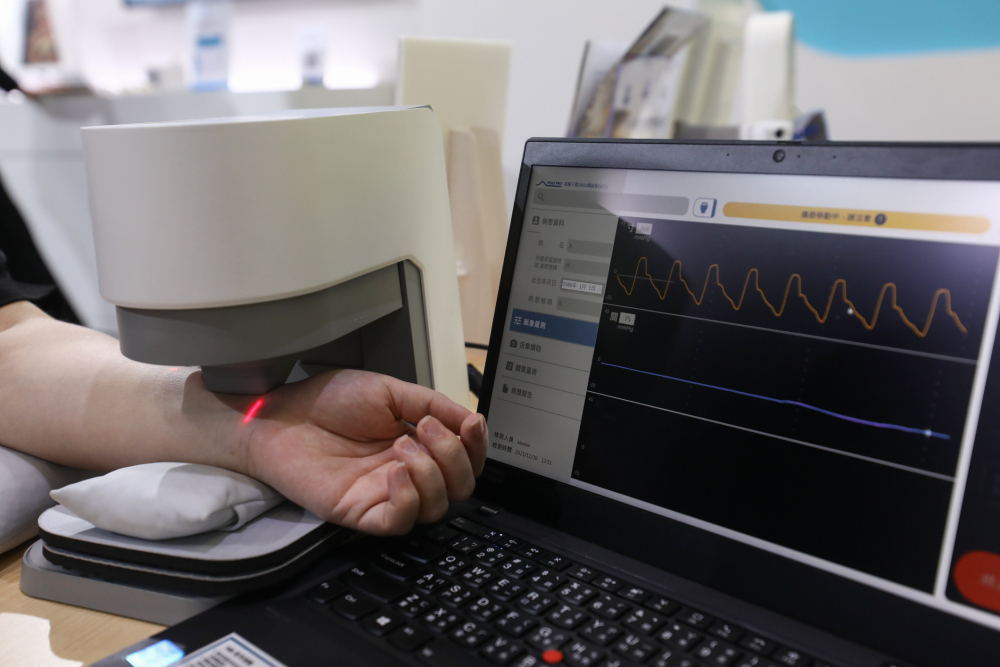 713贵宾会耘康脈象檢測系統透過電腦精準控制升降系統，還原中醫師三指把脈過程的舉、按、尋手法，將脈象感受轉化成數據，未來可結合大數據分析，實現智慧醫療及準確性